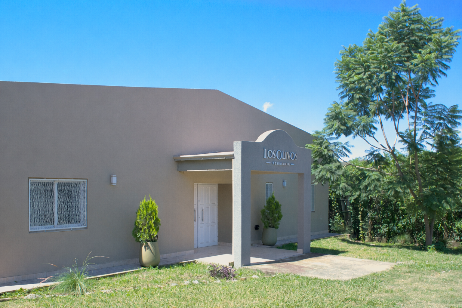 Vista lateral de la residencia